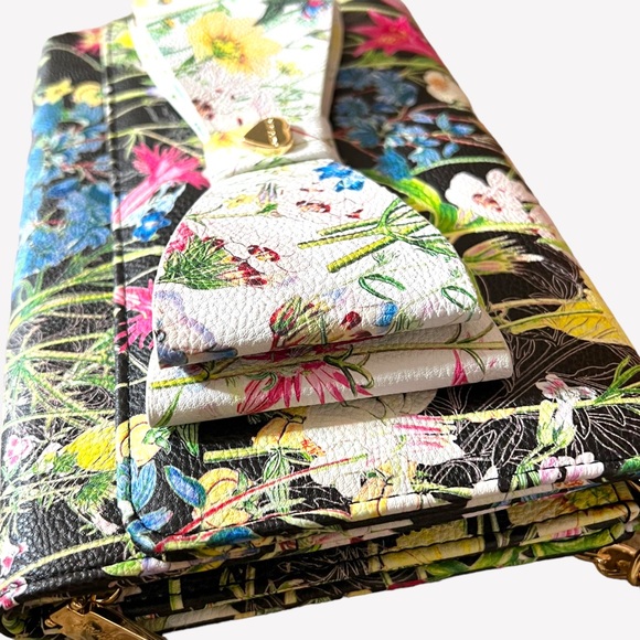 NWT BETSEY JOHNSON DANI CROSSBODY XOFLORAL WHITE FLORAL GOLD CHAIN PURSE - Picture 9 of 16